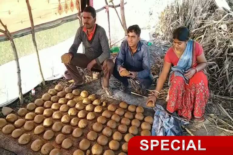 Barkagaon news, Jaggery business in Barkagaon, Expectation from Hemant govenment, latest news of jharkhand, हजारीबाग में गुड़ का व्यवसाय, हेमंत सरकार से उम्मीद