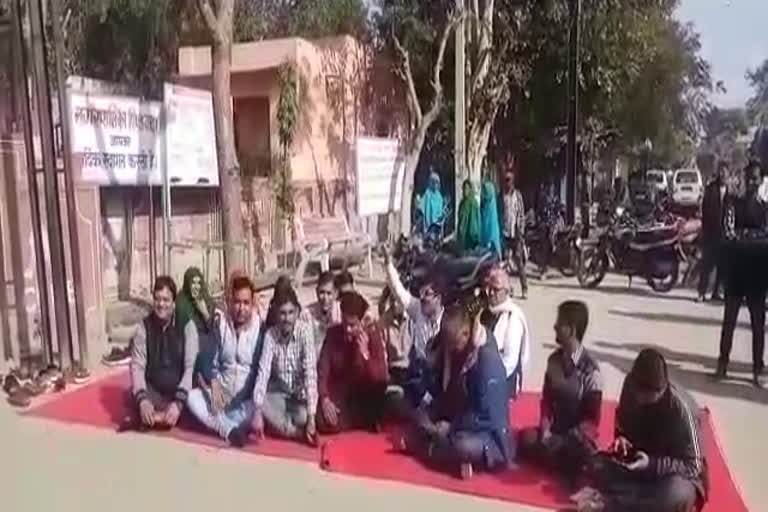 Municipal councilor on dharna in sirohi, पिंडवाडा नगर पालिका