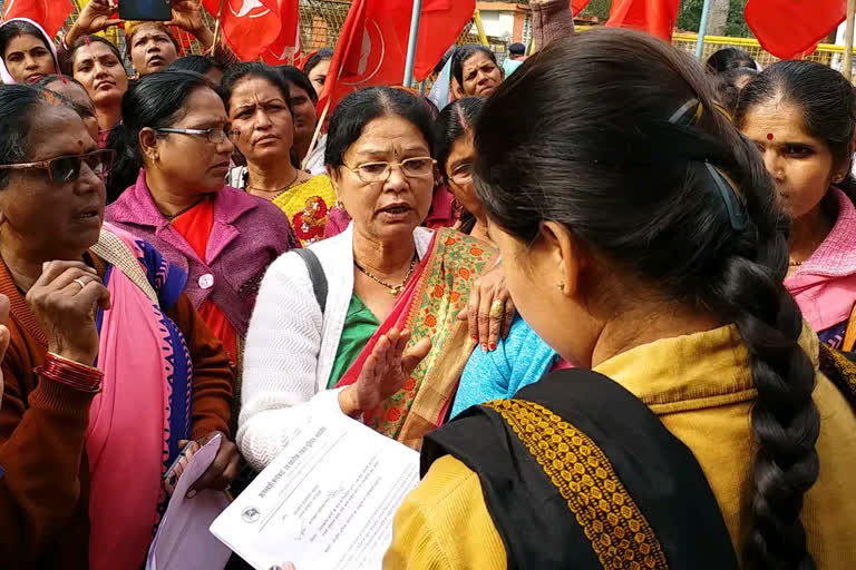 Anganwadi workers protest demonstration on demands in betul