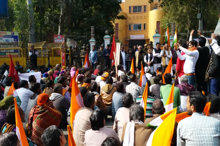 श्रमिकों ने किया प्रदर्शन, workers protest