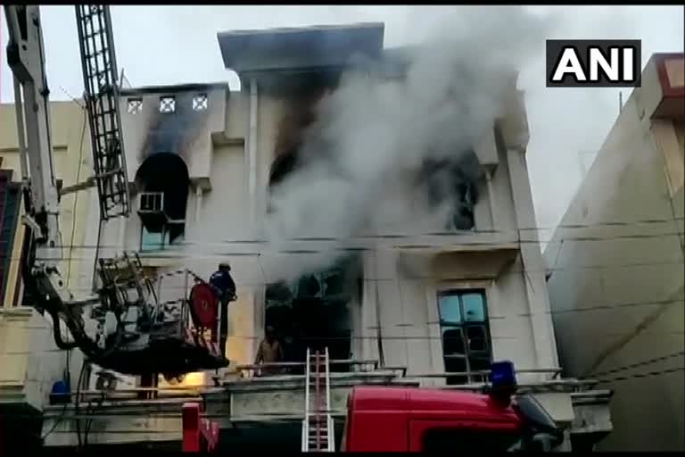 fire broken in new delhi, a person died