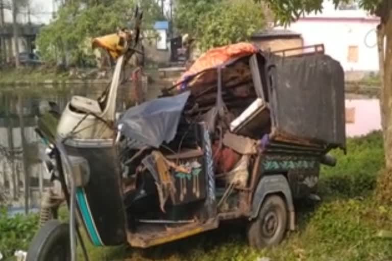 on the way to gangasagar the bus auto collition two dead