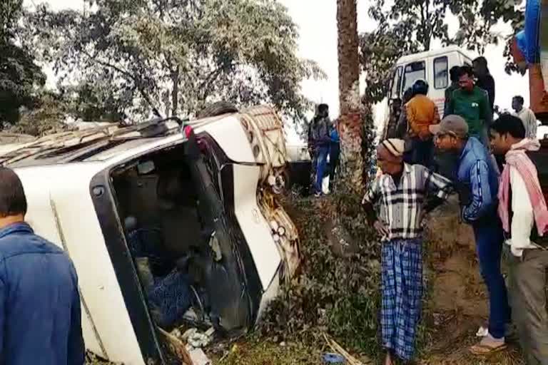 passenger injured due to bus overturn in dumka