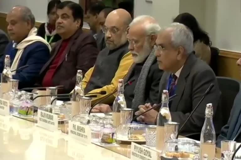 PM meets economists, experts at Niti Aayog