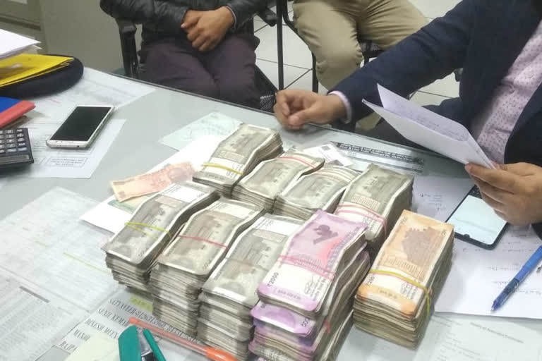 CISF nabbed a man with 25 lakh rupees from okhla vihar metro station  in delhi