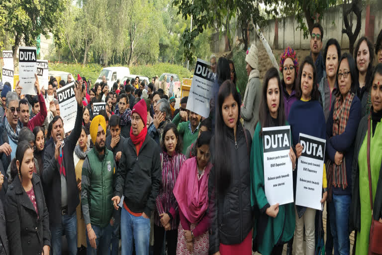 DUTA Protested outside delhi legislative assembly for their demands