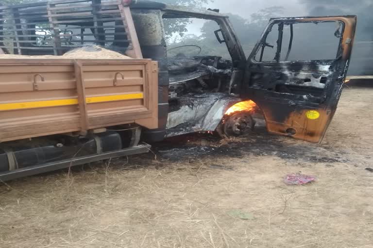 Naxalites set fire to vehicles