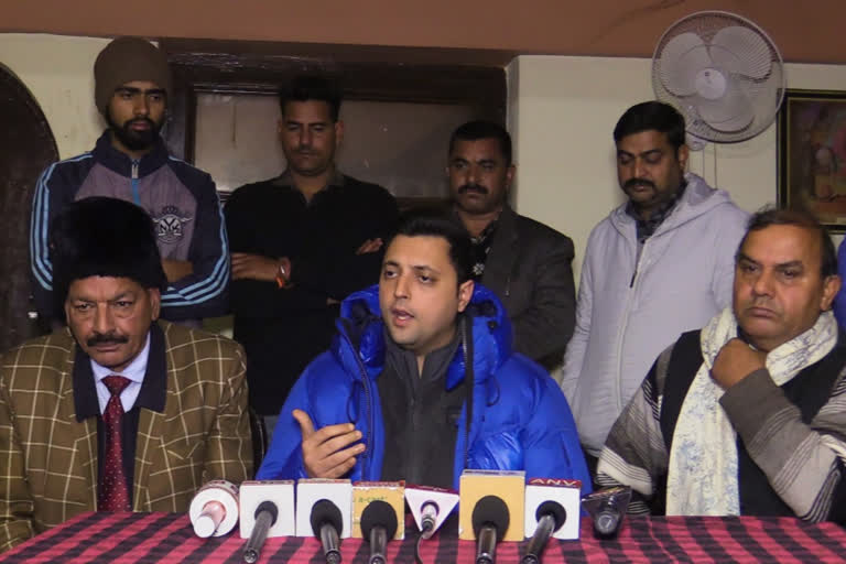 Press conference of Congress leader Aashray Sharma in Mandi, सुंगरनगर में आश्रय शर्मा की प्रेसवार्ता