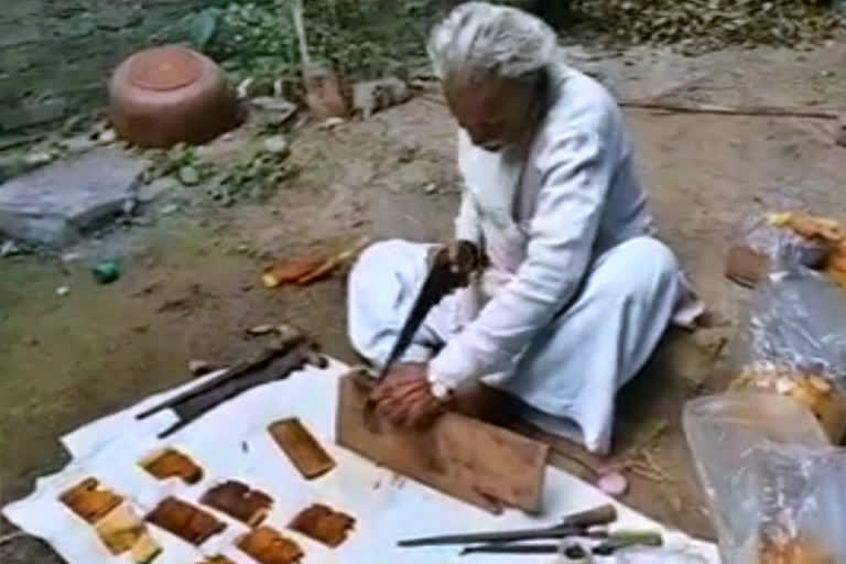 Story of Wooden comb maker from Ujjain