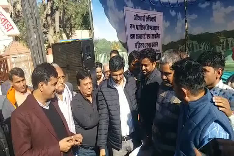 पिंडवाड़ा नगर पालिका, दूसरे दिन भी धरना जारी , पालिका अध्यक्ष और पार्षद, sirohi news, rajasthan news