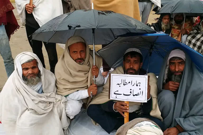 despite rains jamiat workers protested against citizen amendment act at saharanpur's deoband utter pradesh