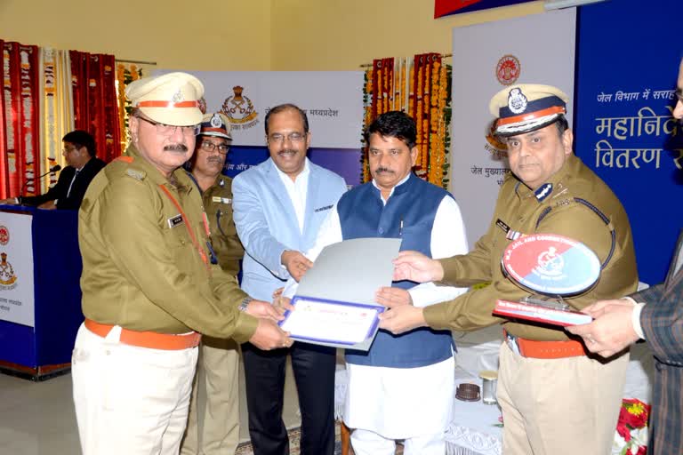 Minister Bala Bachchan honored the jail staff