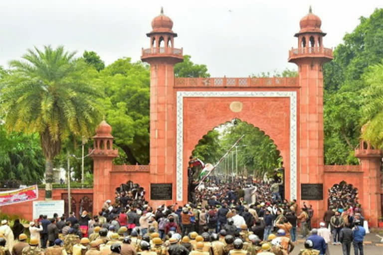 AMU students continue protests despite warning