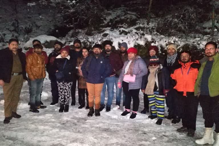 12 tourists stranded at Manikarn valley in kullu due to heavy snowfall