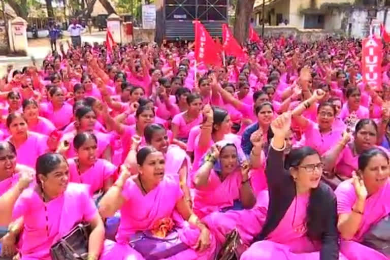 Asha workers protest, Asha workers protest in Haveri, Asha workers protest news, ಆಶಾ ಕಾರ್ಯಕರ್ತೆಯರು ಪ್ರತಿಭಟನೆ, ಹಾವೇರಿಯಲ್ಲಿ ಆಶಾ ಕಾರ್ಯಕರ್ತೆಯರು ಪ್ರತಿಭಟನೆ, ಆಶಾ ಕಾರ್ಯಕರ್ತೆಯರು ಪ್ರತಿಭಟನೆ ಸುದ್ದಿ,