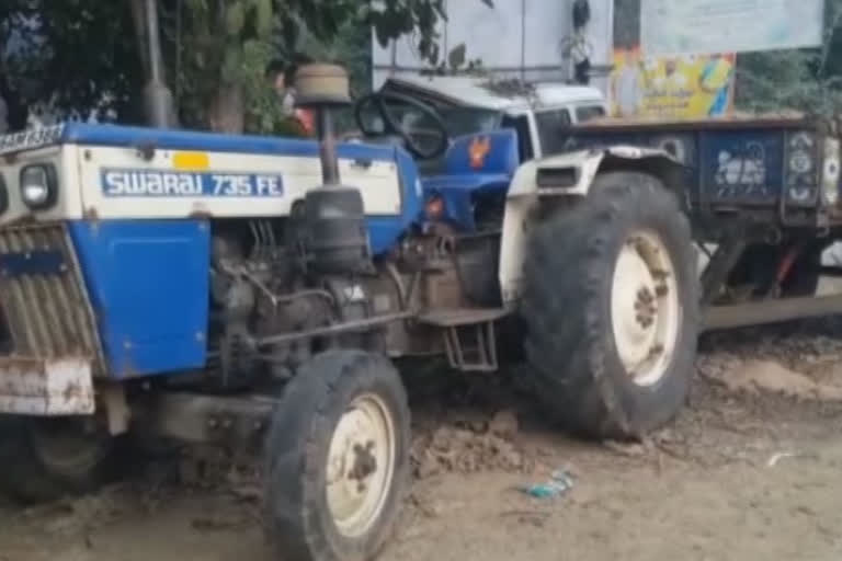 sand tractors seized in peddavaram