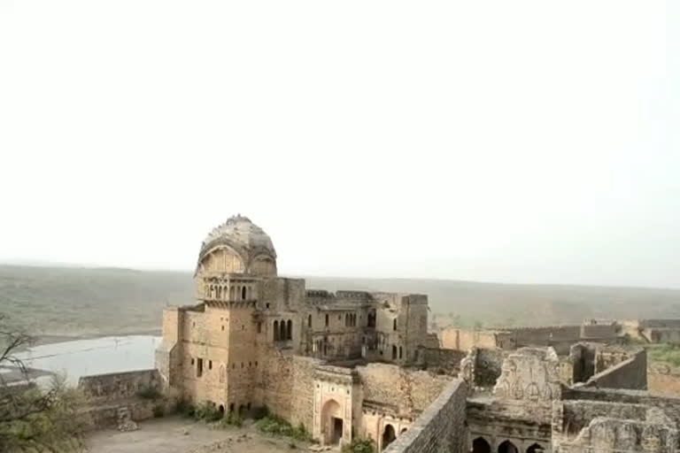 the-fort-of-sabalgarh-located-in-morena-district-is-suffering-from-neglect