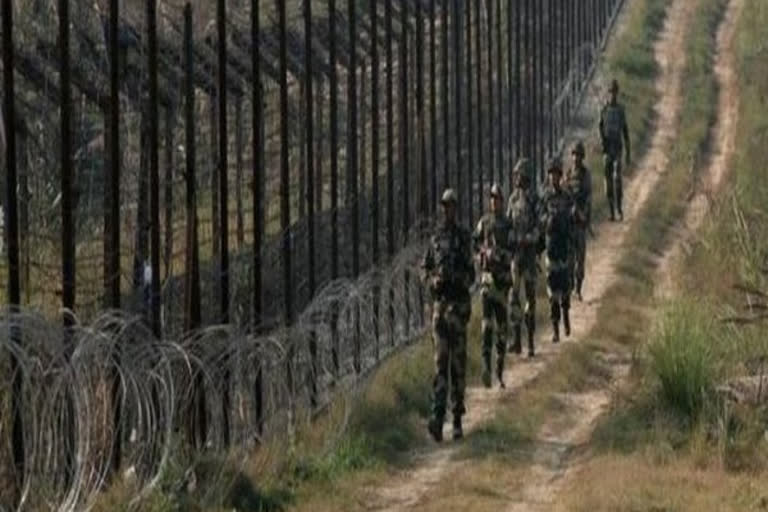 Pak Army lobs mortars in Poonch, 2 Army porters killed