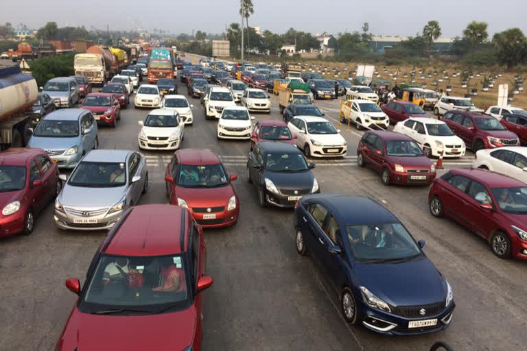 two-kilometers-of-stalled-traffic-in-yadadri-bhuvanagiri-district-choutuppal-toll-plaza