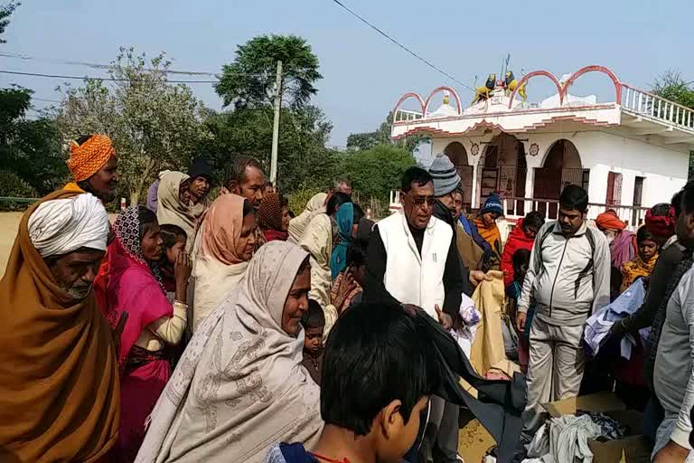 Social workers are distributing  clothes in banka