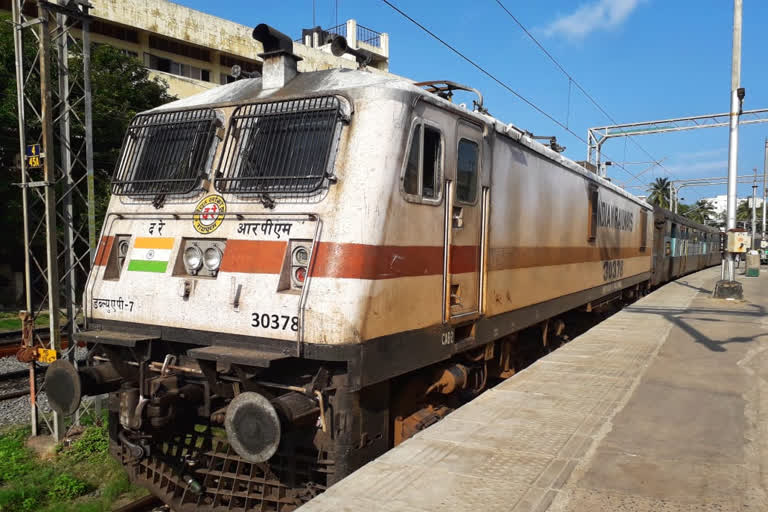 Stone pelting  Shahdara station  Delhi station  Railway Protection Force  ക്രാന്തി എക്സ് പ്രിസിന് നേരെ കല്ലേറ്  ലോക്കോ പൈലറ്റ് ആശുപത്രിയില്‍  ആര്‍.പി.എഫ്