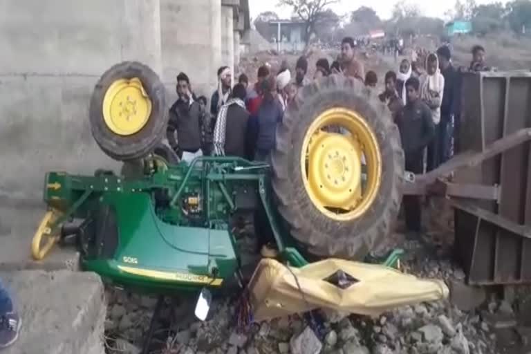 uncontrolled-tractor-trolley-fell-into-the-ditch-sagar