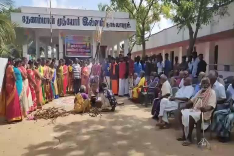 college student celebrate the pongal in old age home  தூத்துக்குடி மாவட்டச் செய்திகள்  சமத்துவப் பொங்கல்  முதியோர் இல்லத்தில் பொங்கல் கொண்டாடிய கல்லூரி மாணவர்கள்  மனோன்மணியம் சுந்தரனார் மாதிரி உறுப்புக்கல்லூரி மாணவர்கள்