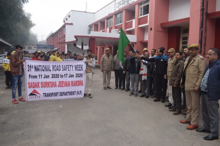 Deputy Commissioner Rajeshwar Goyal flags off the mini marathon