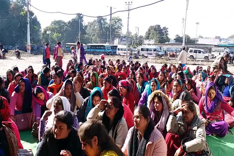 anganwadi female workers on protest