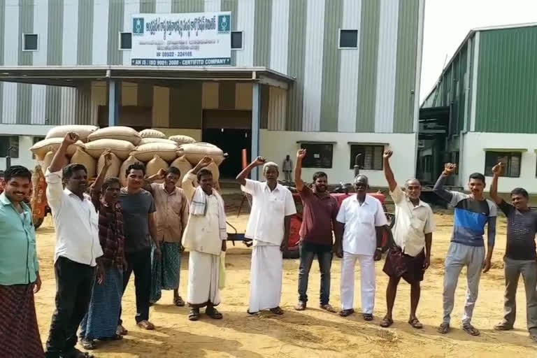 farmers protest at saluru apssdc