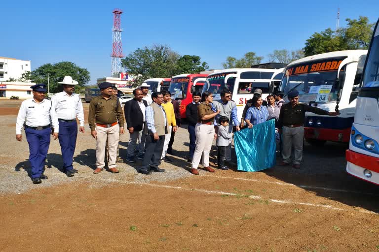 Collector shows green signal to children in youth festival in Balodabazar