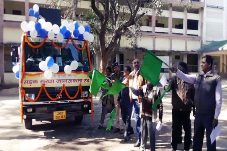 Safety Week in Gumla, Traffic Rules, Awareness Chariot, Traffic Rule, 31st road safety week in gumla, गुमला में सुरक्षा सप्ताह, यातायात नियम, जागरूकता रथ, ट्रैफिक रूल