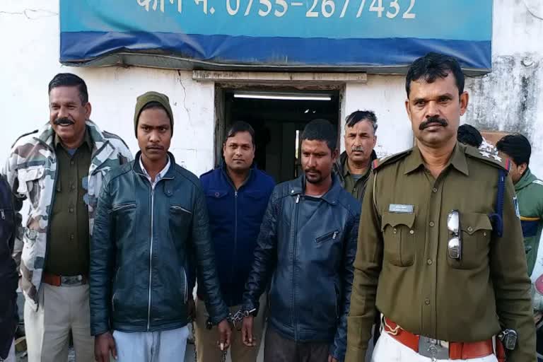 Two accused selling illegal liquor arrested chhola police in bhopal