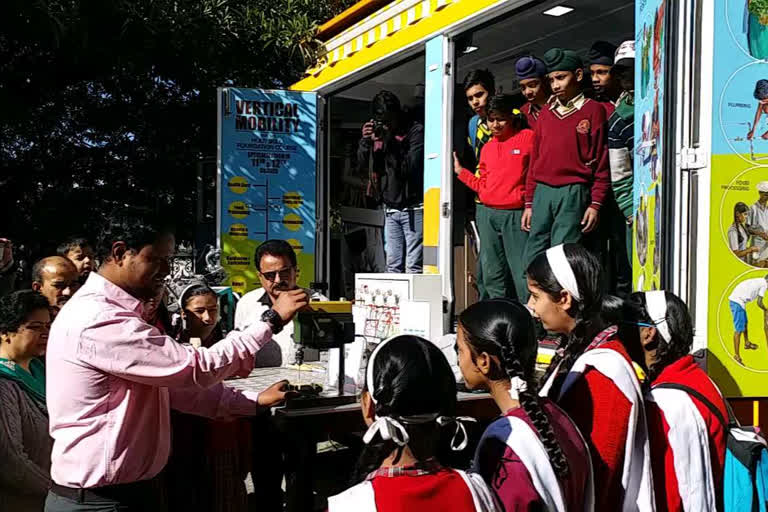 Information on vocational subjects given to students under Skill on Wheels program, 'स्किल ऑन व्हील्स' के तहत छात्रों को दी जा रही वोकेशनल विषयों पर जानकारी