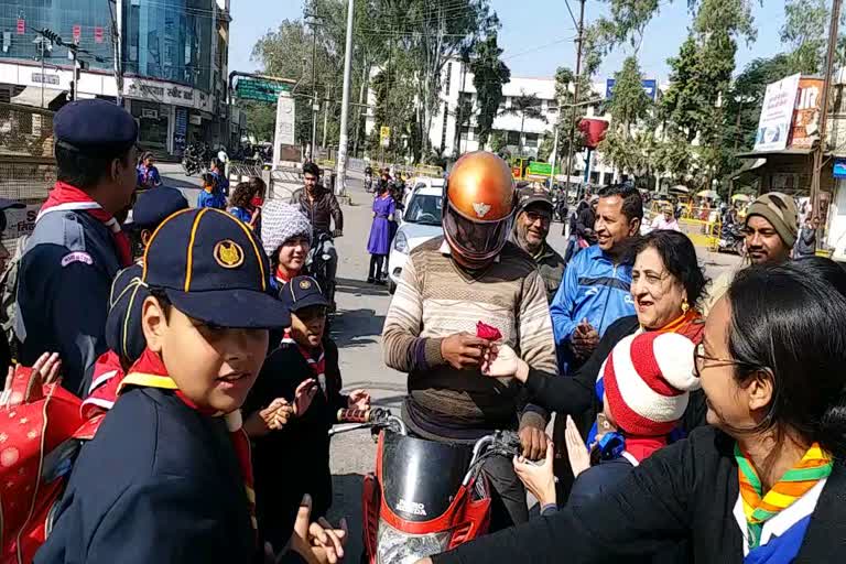 School children appeal with the police to follow the traffic rules