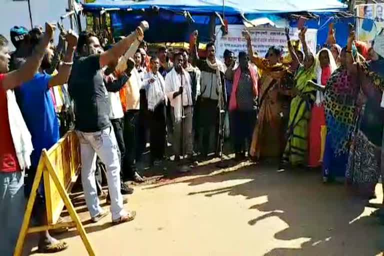 Villagers on fast unto death against the administration with slogans of Lal Salaam