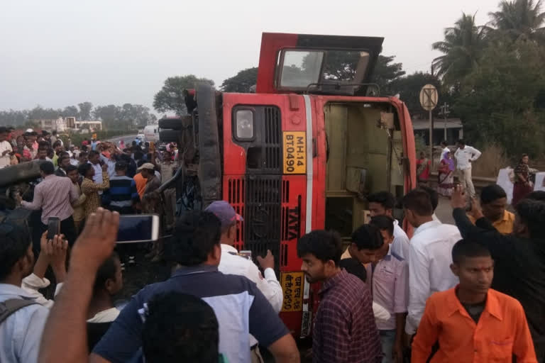 Pune-banglore highway Karad ST Bus Accident