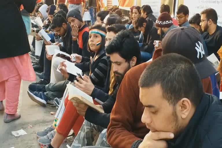 footpath turned into public library in Delhi