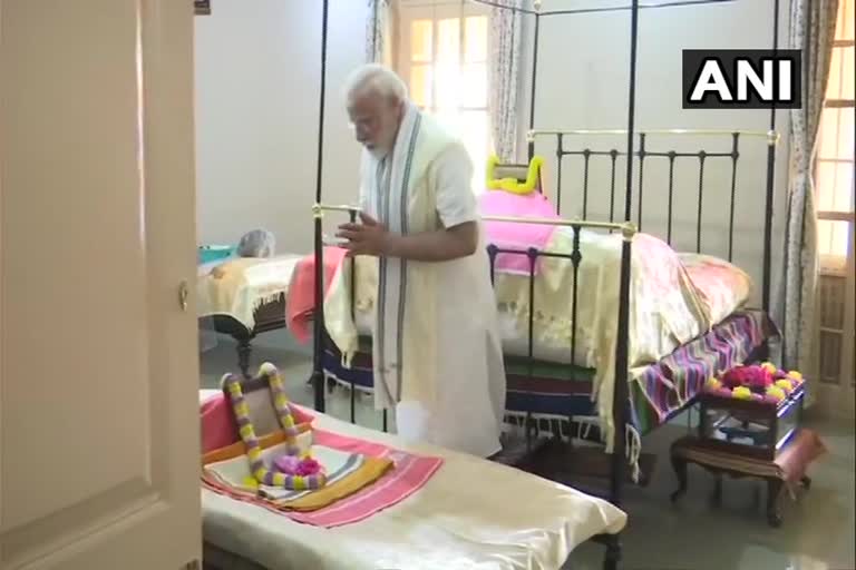 ಬೇಲೂರು ಮಠದಲ್ಲಿ ಪ್ರಾರ್ಥನೆ ಸಲ್ಲಿಸಿದ ಮೋದಿ  Modi joins morning prayers at Belur Math,