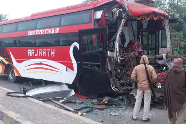 यात्री बस दुर्घटनाग्रस्त