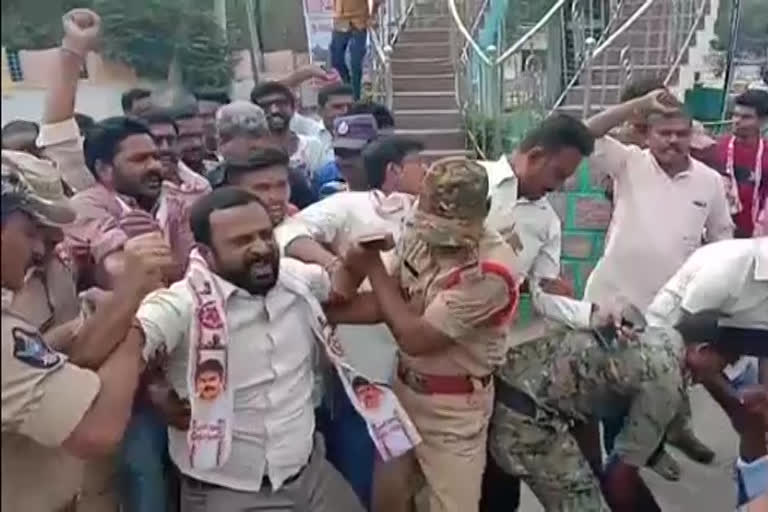 janasena protest aganist to mla dwarampudi chandrasekhar reddy