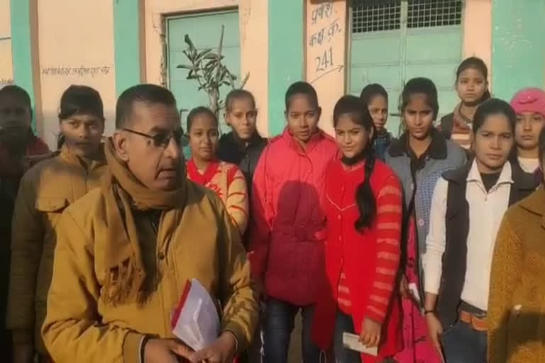 students-of-bhind-were-sent-to-gwalior-for-educational-excursion