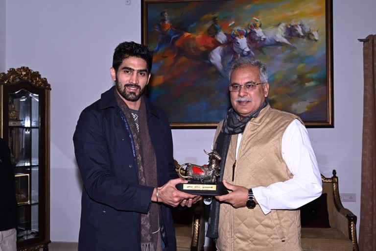 Boxer Vijender Singh meets CM Bhupesh in raipur