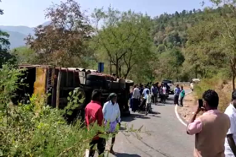 ಮುತ್ತತ್ತಿ ಅರಣ್ಯ ಪ್ರದೇಶದಲ್ಲಿ ಕ್ಯಾಂಟರ್ ಪಲ್ಟಿ