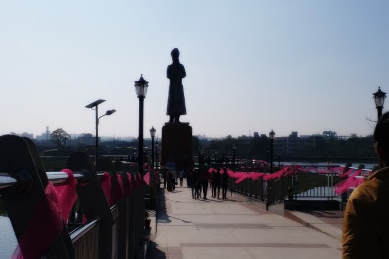 CM garlanded Swami Vivekananda statue in ranchi