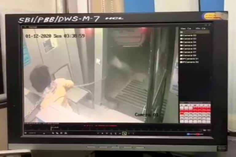 failed attempt to pull out an ATM machine captured in CCTV in dewas