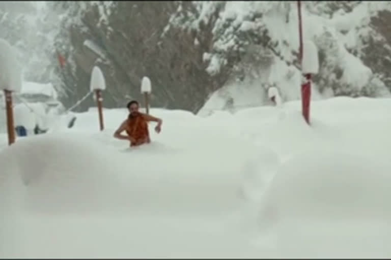 janakidas-doing-penance-in-snow-in-yamunotri