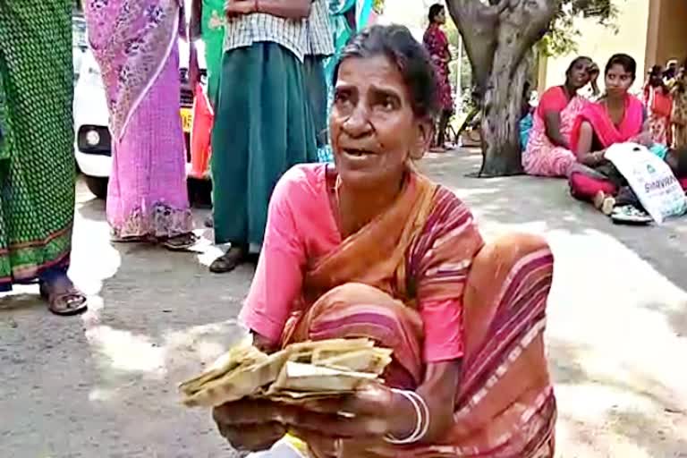 old bank notes, old lady with old bank notes, old lady unable to replace banknotes in vellore, பழைய ரூபாய் நோட்டுகளை மாற்ற முடியாமல் தவிக்கும் மூதாட்டி, 12ஆயிரம் ரூபாய் பழைய நோட்டுகள்