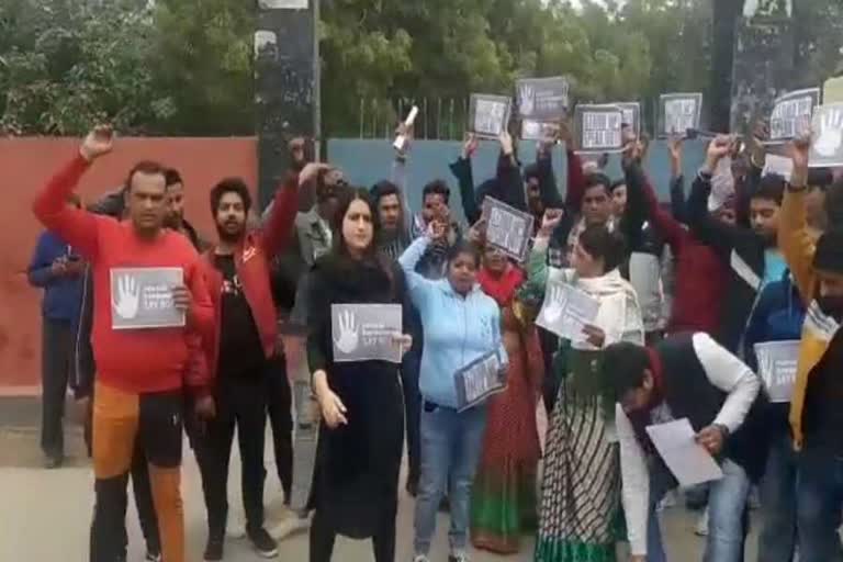 Congress protests with students