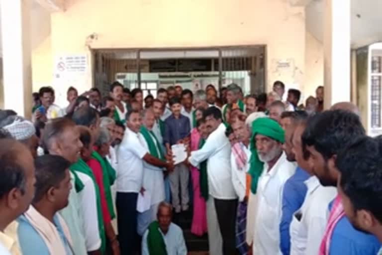 haveri-ranebennuru-farmer-protest-for-crop-relief-fund